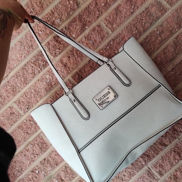 Guess Tote with zipper & 4 internal pockets. - Picture 7 of 9